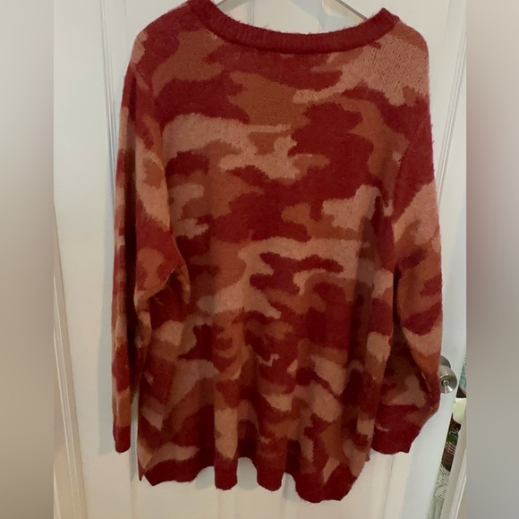 LOGO Lavish Lori Goldstein Red Camo Sweater V-Neck Sequin High Low 4X - Picture 6 of 15